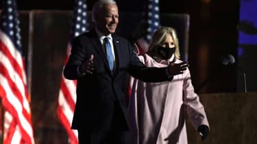 Le candidat démocrate Joe Biden et sa femme Jill arrivent devant leurs supporteurs à Wilmington, le 4 novembre 2020