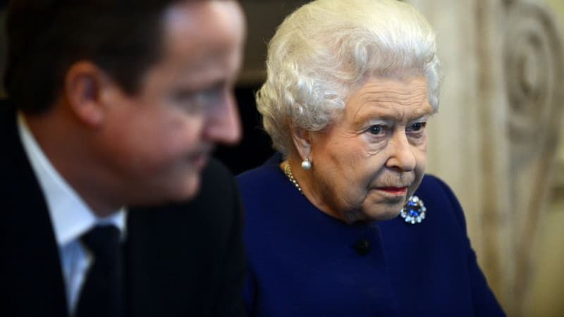 La reine Elizabeth II et le Premier ministre britannique David Cameron lors de la réunion au 10 Downing Street dans le centre de Londres, le 18 décembre 2012.