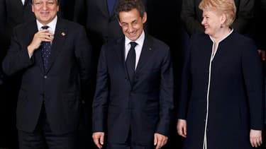 Le président de l'exécutif communautaire José Manuel Barroso (à gauche) aux côés du président français Nicolas Sarkozy et de la présidente lituanienne Dalia Grybauskaite, à Bruxelles. Un mois après un premier sommet sur les politiques de croissance, l'Uni