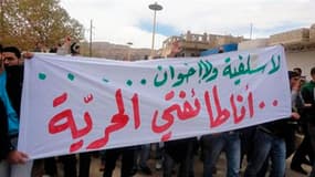 Manifestation des opposants au régime de Bachar al Assad à Zabadani, près de Damas. Des dizaines d'opposants à Bachar al Assad seront enterrés samedi en Syrie, des rassemblements qui devraient donner lieu à de nouvelles manifestations de colère contre le