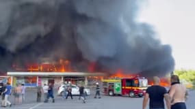 Capture d'une vidéo montrant les flammes dans le centre commercial touché par un missile à Krementchouk, le 27 juin 2022.