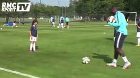 Un enfant s'entraîne avec les Bleus