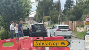 Le village d'Eve (Oise) a mis en place un barrage pour empêcher les automobilistes de s'aventurer sur ses routes. 