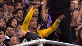 Guillaume Restes célèbre l'exploit de Toulouse face à Liverpool (3-2, Ligue Europa) avec les ultras, le 9 novembre 2023