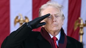 Le président des États-Unis Donald Trump au cimetière national d'Arlington (Virginie), saluant lors de la fin de la cérémonie du Veterans Day le mardi 11 novembre 2025.