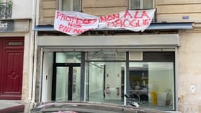 Des riverains s'opposent à l'implantation d'un centre d'accompagnement pour les toxicomanes rue Doudeauville dans le 18e arrondissement de Paris en mars 2024