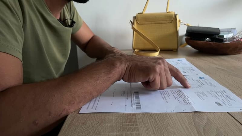 Un particulier consultant sa facture de gaz.