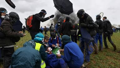 Un blessé pris en charge en marge d'affrontements entre forces de l'ordre et opposants à la construction de "bassines" de rétention d'eau, à Sainte-Soline dans les Deux-Sèvres, le 25 mars 2023