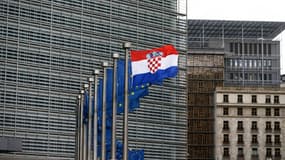 Le drapeau de la Croatie, annonçant la visite du Premier ministre croate Andrej Plenkovic, flotte à côté des drapeaux de l'Union européenne devant le siège de la Commission européenne à Bruxelles, le 11 mars 2021 (photo d'illustration)