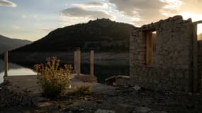 Les vestiges d'une maison réapparue lorsque le niveau du lac artificiel de Mornos a baissé à la suite d'une sécheresse, près du village de Lidoriki, en Grèce, le 1er septembre 2024