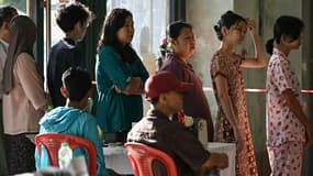Des Birmans attendant de voter à Rangoun, en Birmanie, ce dimanche 28 décembre 2025.