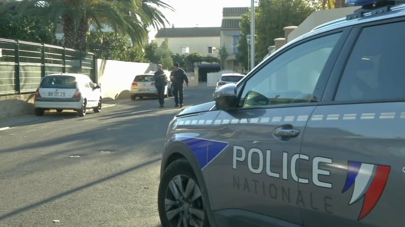 Des policiers devant le pavillon où a été retrouvée la victime décapitée à Agde