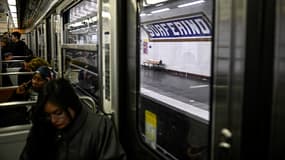 Un métro parisien à l'arrêt Solférino.