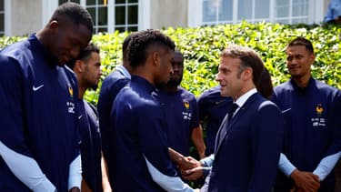 Le président Macron en discussion avec Kingsley Coman lors de sa visite à Clairefontaine, le 3 juin 2024