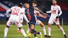 Di Maria entouré par les joueurs de Brest
