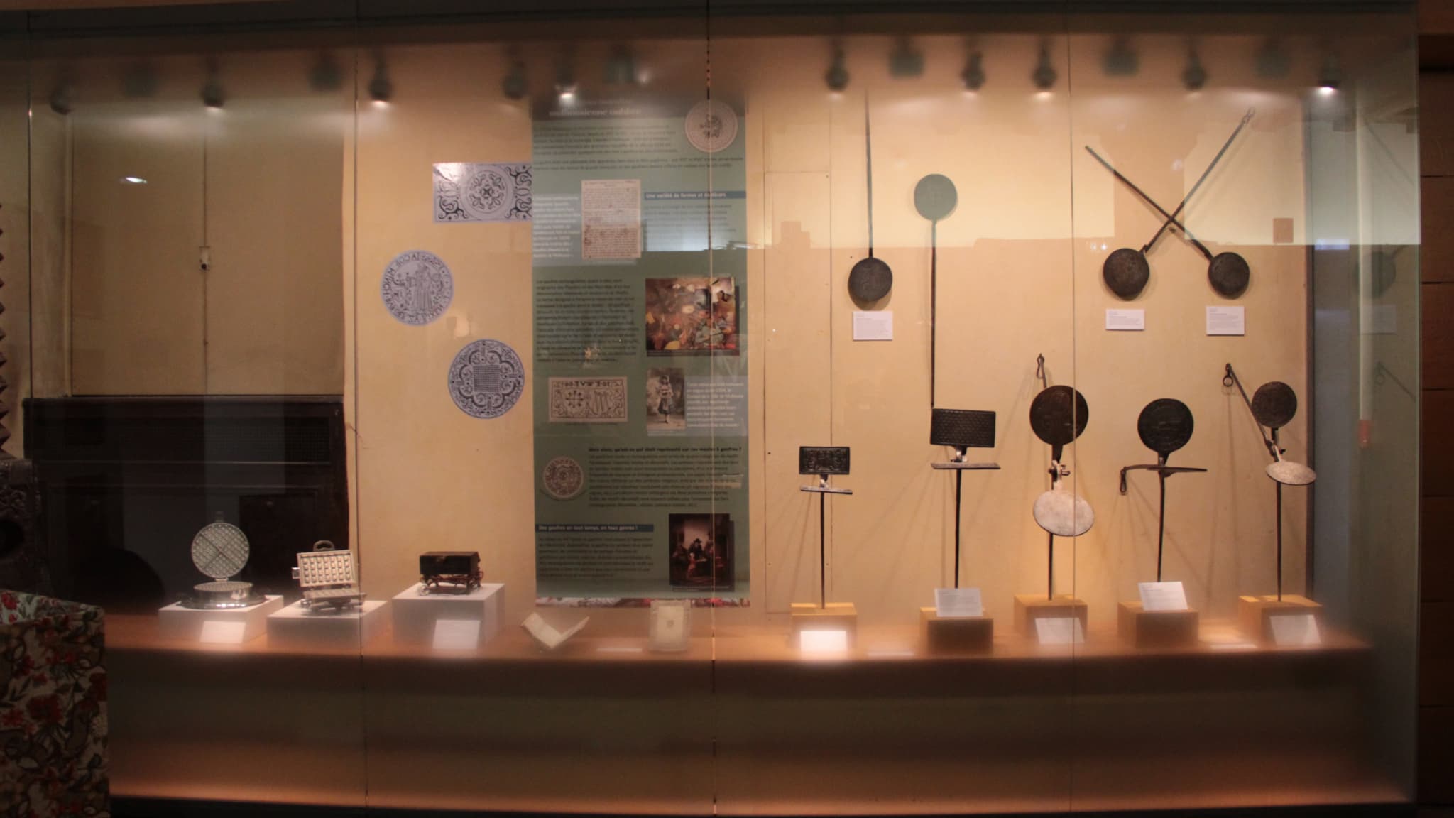La vitrine dans laquelle le Musée historique de Mulhouse expose ses moules à gaufres durant le marché de Noël.