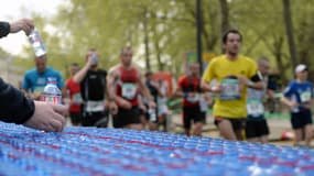 Le ravitaillement lors du marathon de Paris 2014 (illustration)