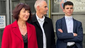 Théo Grataloup à droite, accompagné de ses parents, à la sortie du palais de justice de Vienne le 3 avril 2025. 