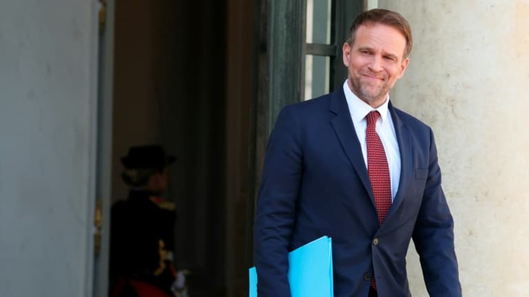 Le ministre français de l'Industrie et de l'Energie, Marc Ferracci, quitte le Palais de l'Elysée, à Paris, le 9 avril 2025