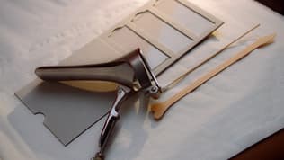 Un speculum en métal et du matériel pour effectuer un frottis dans un cabinet de gynécologie (Photo d'illustration).