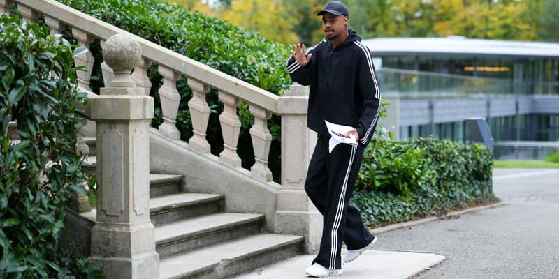 Bradley Barcola arrivant à Clairefontaine avec l'équipe de France le 6 octobre 2025