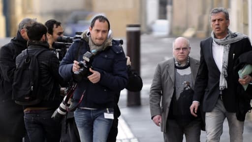 Henri Leclaire (deuxième à droite), cité comme témoin au procès Heaulme, à son arrivée au palais de justice de Metz ce mardi matin.