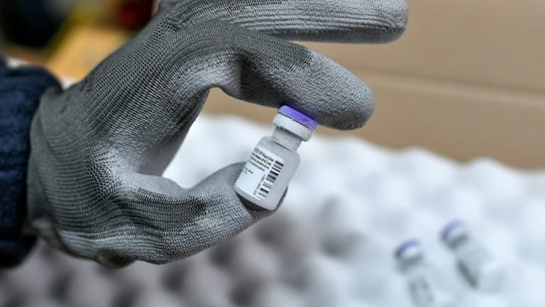 Une dose du vaccin anti-Covid de Pfizer-BioNTech à l'arrivée des premières commandes en France en banlieue parisienne le 26 décembre 2020