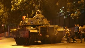 Des militaires ont tenté de renverser le pouvoir turc vendredi soir, causant beaucoup de confusion en Turquie et une violente riposte d'Ankara au cours de la nuit. 