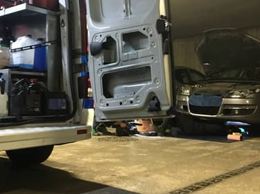 Faire le plein, sa vidange ou changer ses pneus, mais en bas de chez soi, c'est ce que proposent désormais des start-ups.