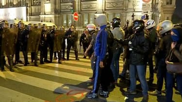 Plusieurs jeunes sont venus casqués, pour exprimer leur colère après la mort du jeune opposant Rémi Fraisse, dans le Tarn, après un jet de grenade fatal de la part des gendarmes.