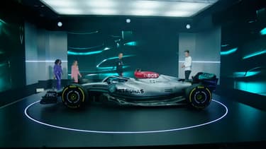 Lewis Hamilton et George Russell face à la W13, nouvelle monoplace de Mercedes pour la saison 2022 de F1