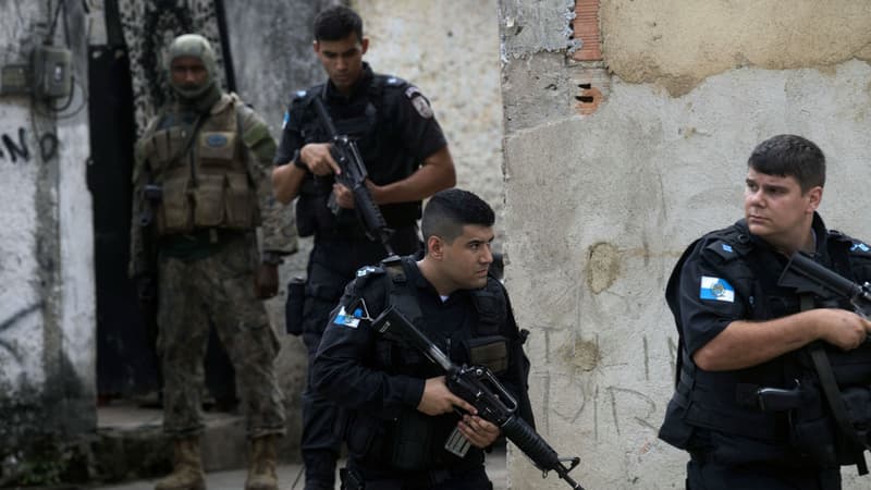 Des policiers brésiliens dans une favela