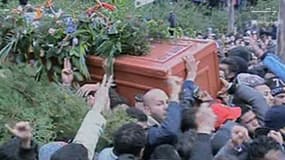 Le cercueil de Chokri Belaïd porté à Tunis pour ses funérailles le 8 février 2013