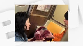 Un bébé est porté quelques instants après être né dans une rame du métro de New York, aux États-Unis.