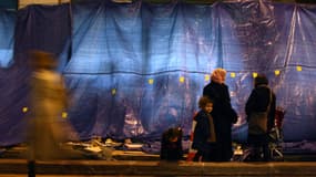 Une famille dort dans la rue à Paris, le 08 novembre 2007 (photo d'illustration)
