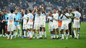 Les joueurs de l'OM célèbrent une victoire contre le PSG au Vélodrome, le 22 septembre 2025