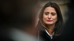 La secrétaire nationale du parti Les Ecologistes (EELV) Marine Tondelier arrive pour une réunion avec le nouveau Premier ministre français François Bayrou à l'hôtel Matignon à Paris, le 17 décembre 2024.