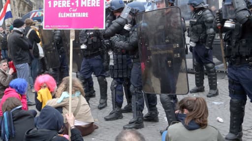 Les manifestants face aux CRS, ce dimanche après-midi.