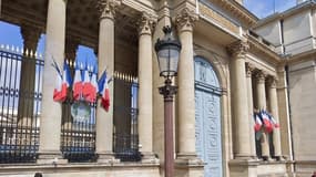 L'entrée de l'Assemblée nationale au 126 rue de l'Université