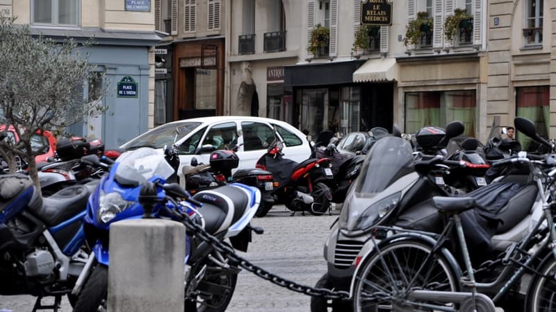 Le Conseil de Paris valide le stationnement payant pour les scooters et les motos thermiques
