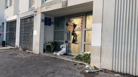 L'immeuble des Moulins touché par un incendie criminel le 18 juin dernier, devant lequel a eu lieu un rassemblement ce mercredi 24 juillet.
