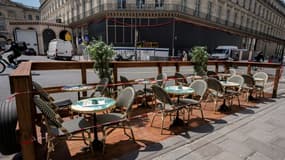 La terrasse éphémère d'un restaurant parisien.