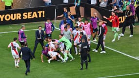 Marcos Acuna retenu par plusieurs joueurs après avoir pris en chasse Denzel Dumfries à la fin du match entre l’Inter Milan et River Plate (2-0), le 25 juin 2025