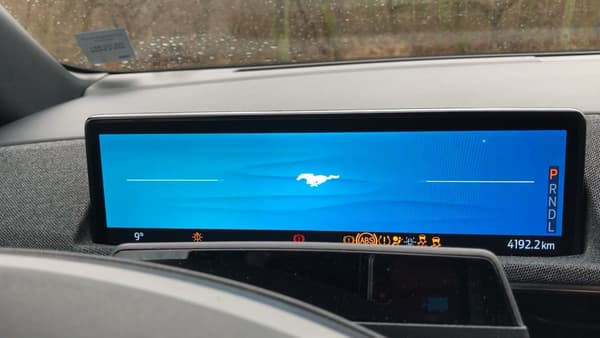 Contrairement à la Model 3 et au Model Y (futur concurrent du Mach-E en Europe), on retrouve un deuxième petit écran derrière le volant. Contrairement à la Model 3 et au Model Y (futur concurrent du Mach-E en Europe), on retrouve un deuxième petit écran derrière le volant.