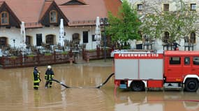 Intervention des pompiers à Wasserchloss Klaffenbach dans l'est de l'Allemagne le 2 juin 2013.