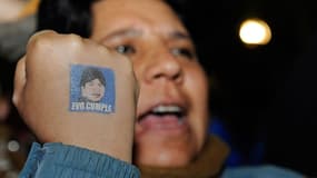 Un partisan du président Morales, réélu dimanche pour un troisième mandat à la tête de la Bolivie