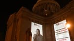 Un portrait d'Olivier Dubois, journaliste français otage au Mali, projeté sur la façade du Panthéon, le 7 mars 2021 à Paris
