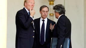 Le ministre de l'Intérieur Brice Hortefeux, le secrétaire général de l'Elysée Claude Guéant et le ministre de l'Ecologie Jean-Louis Borloo, à la sortie du conseil des ministres. Le gouvernement de François Fillon a entamé une trêve estivale de trois semai