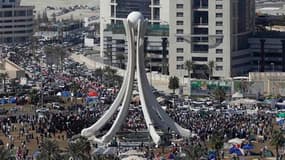 Manifestants rassemblés dimanche place de la Perle, à Manama. L'opposition devrait faire connaître ce dimanche ses exigences au roi de Bahreïn, Hamad bin Issa Khalifa, qui a ouvert un dialogue national samedi quelques heures après le retrait de l'armée et