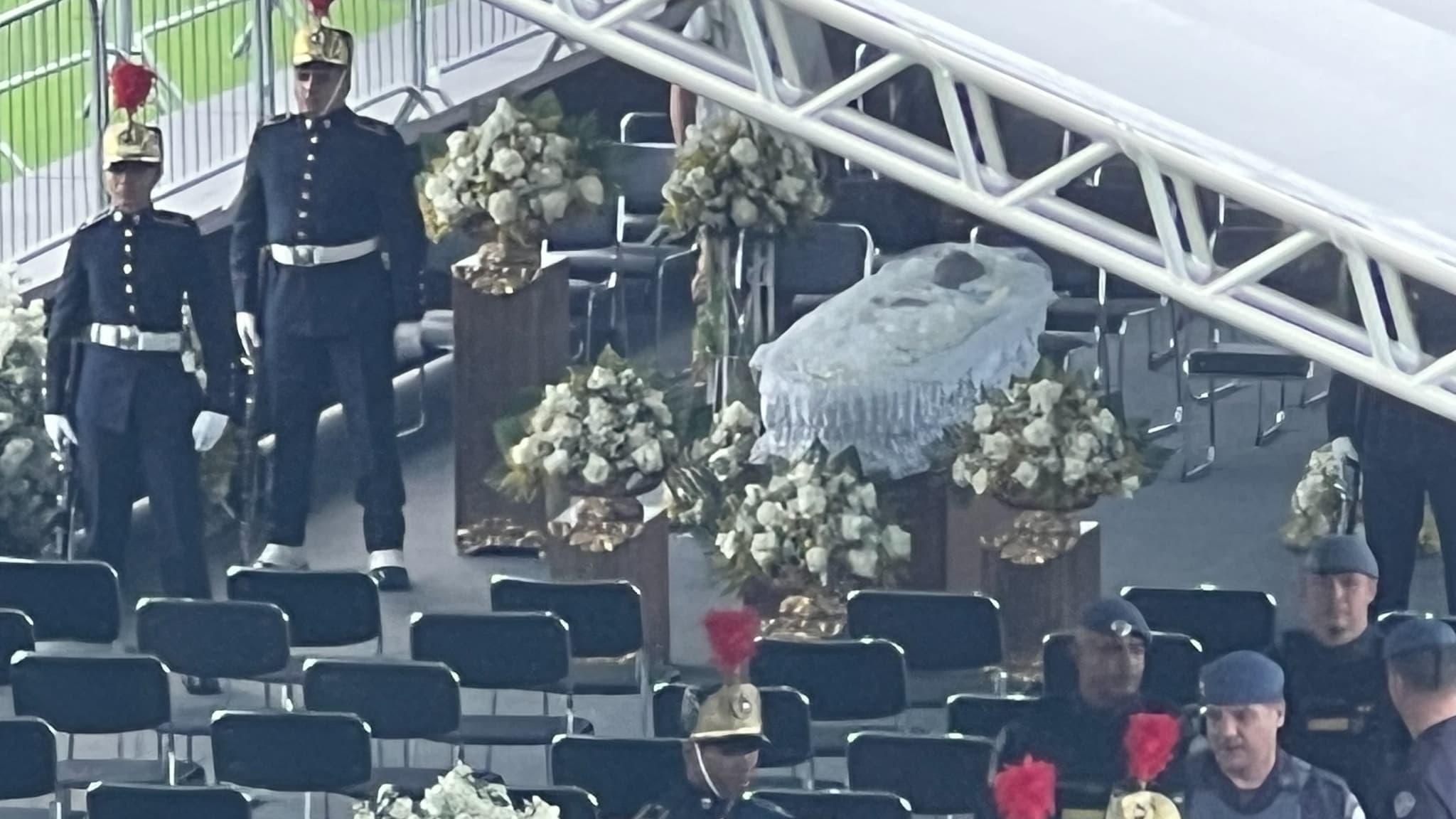 Le cercueil de Pelé ouvert pour un dernier hommage au stade de Santos, le 2 janvier 2023